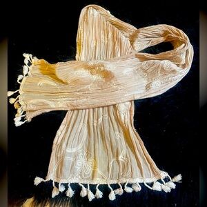 Linen beige scarf with tassels